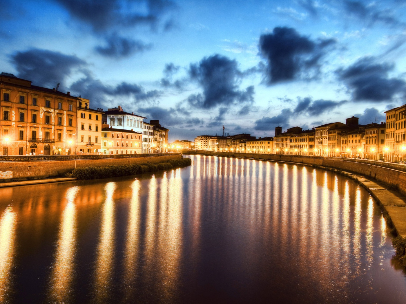 Огни города на берегу реки