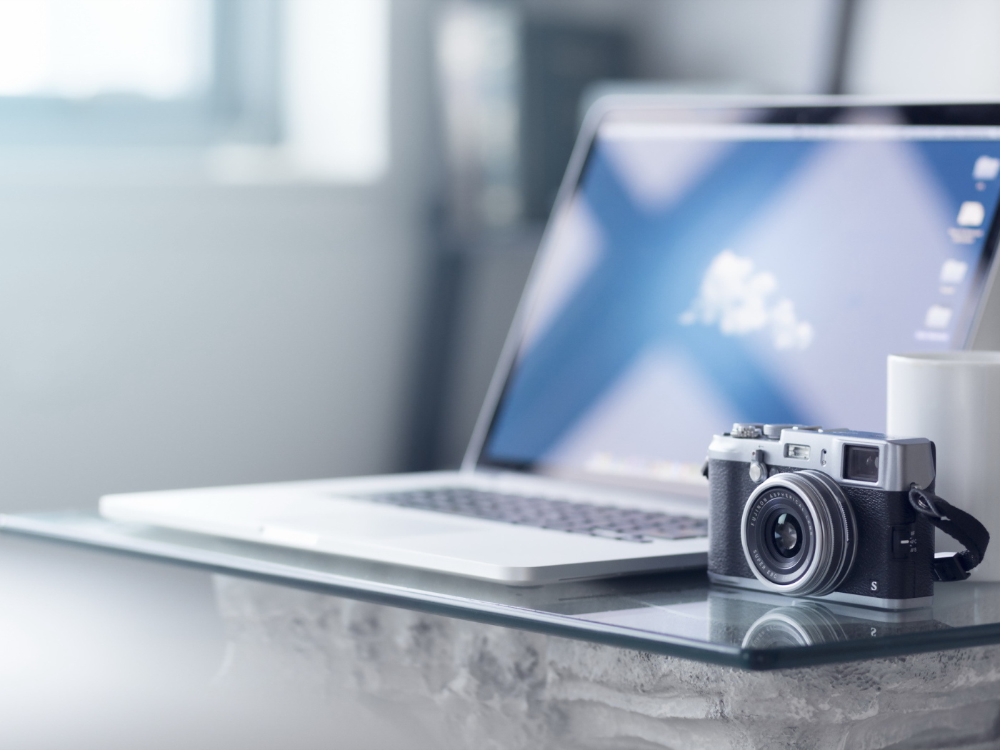 Современный ноутбук и ретро фотоаппарат