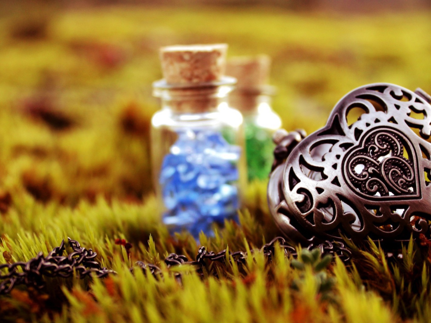 Декоративное сердце на траве