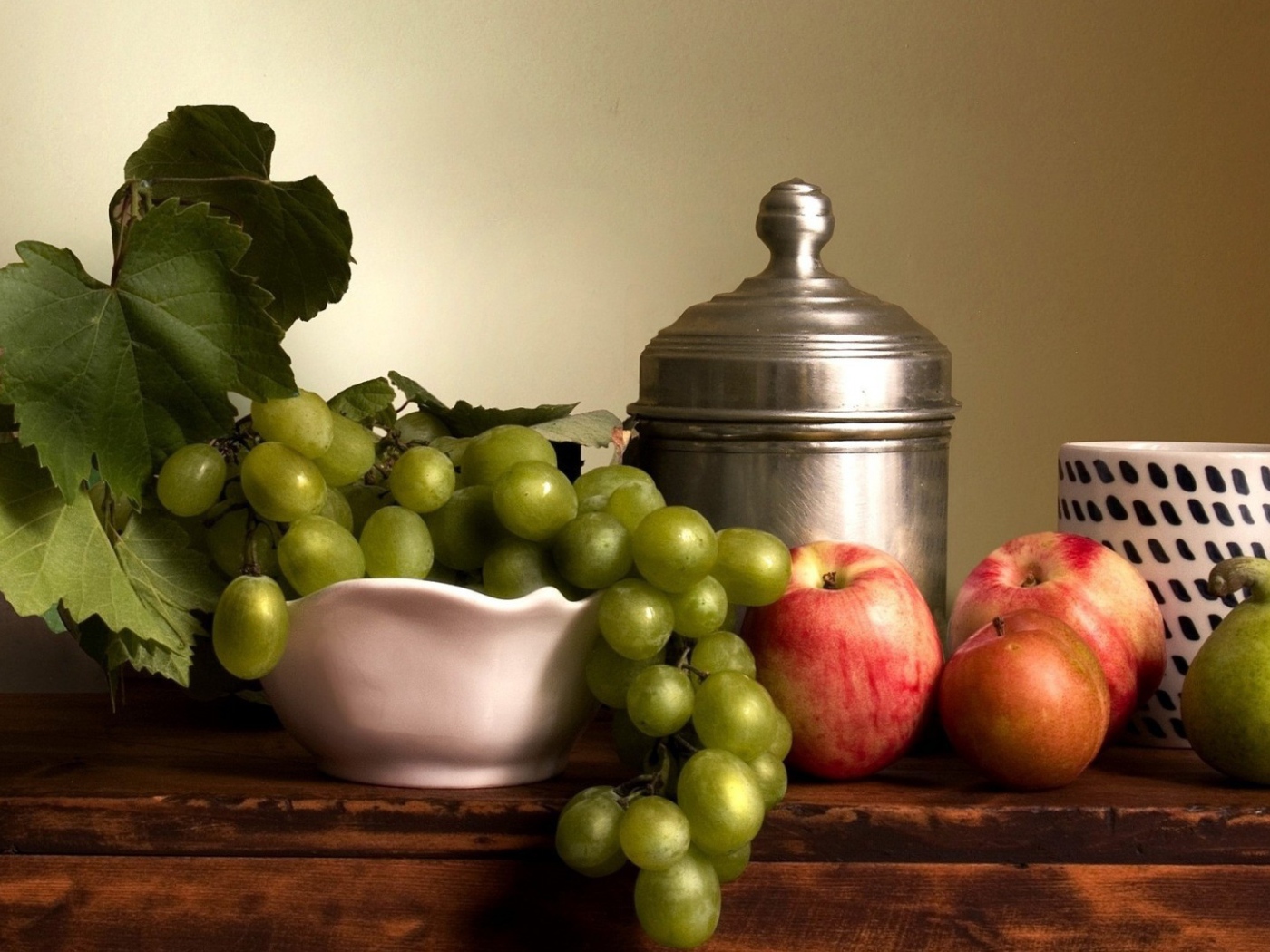 Фрукты и посуда на полке