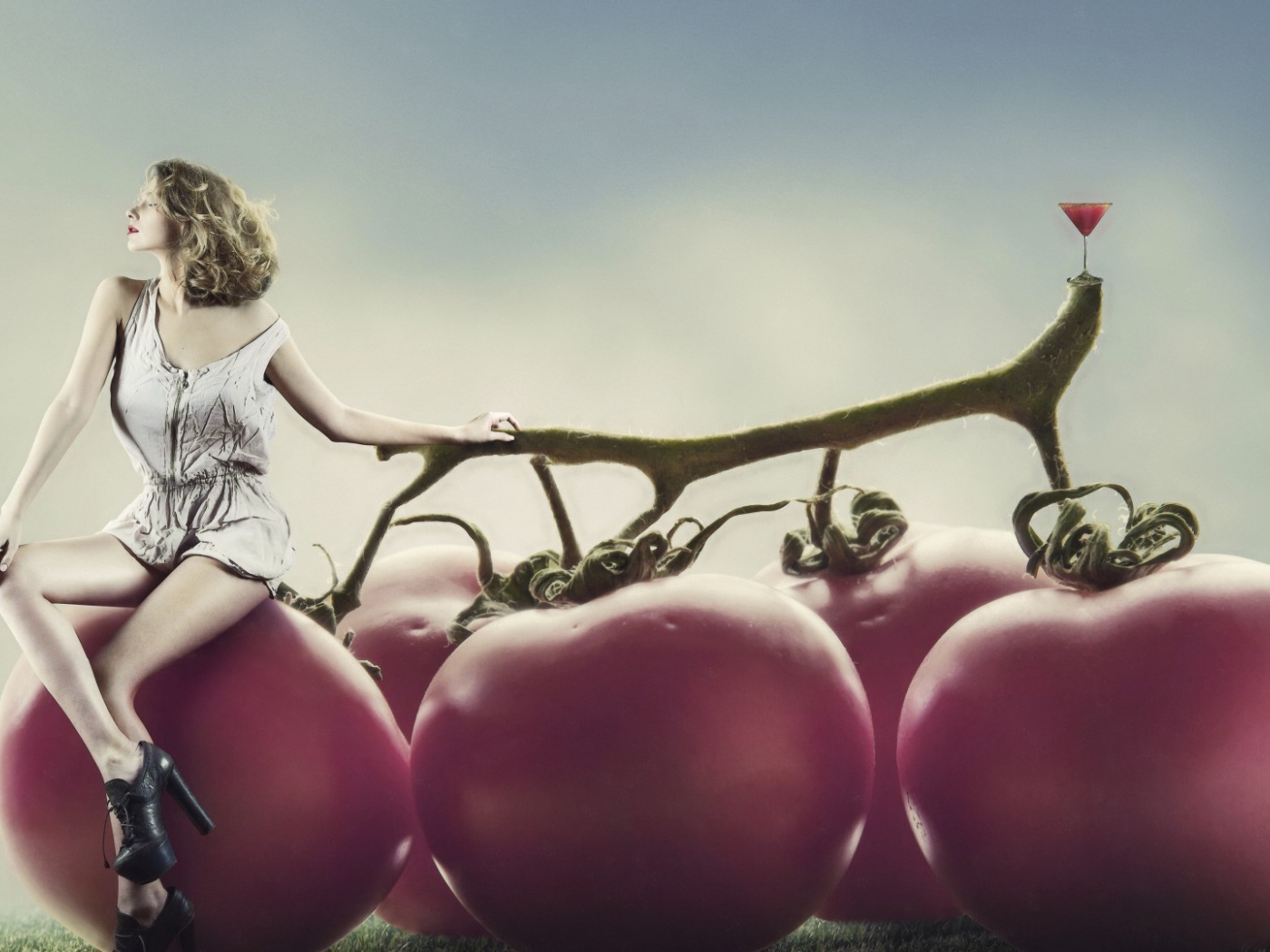 Девушка на томатах