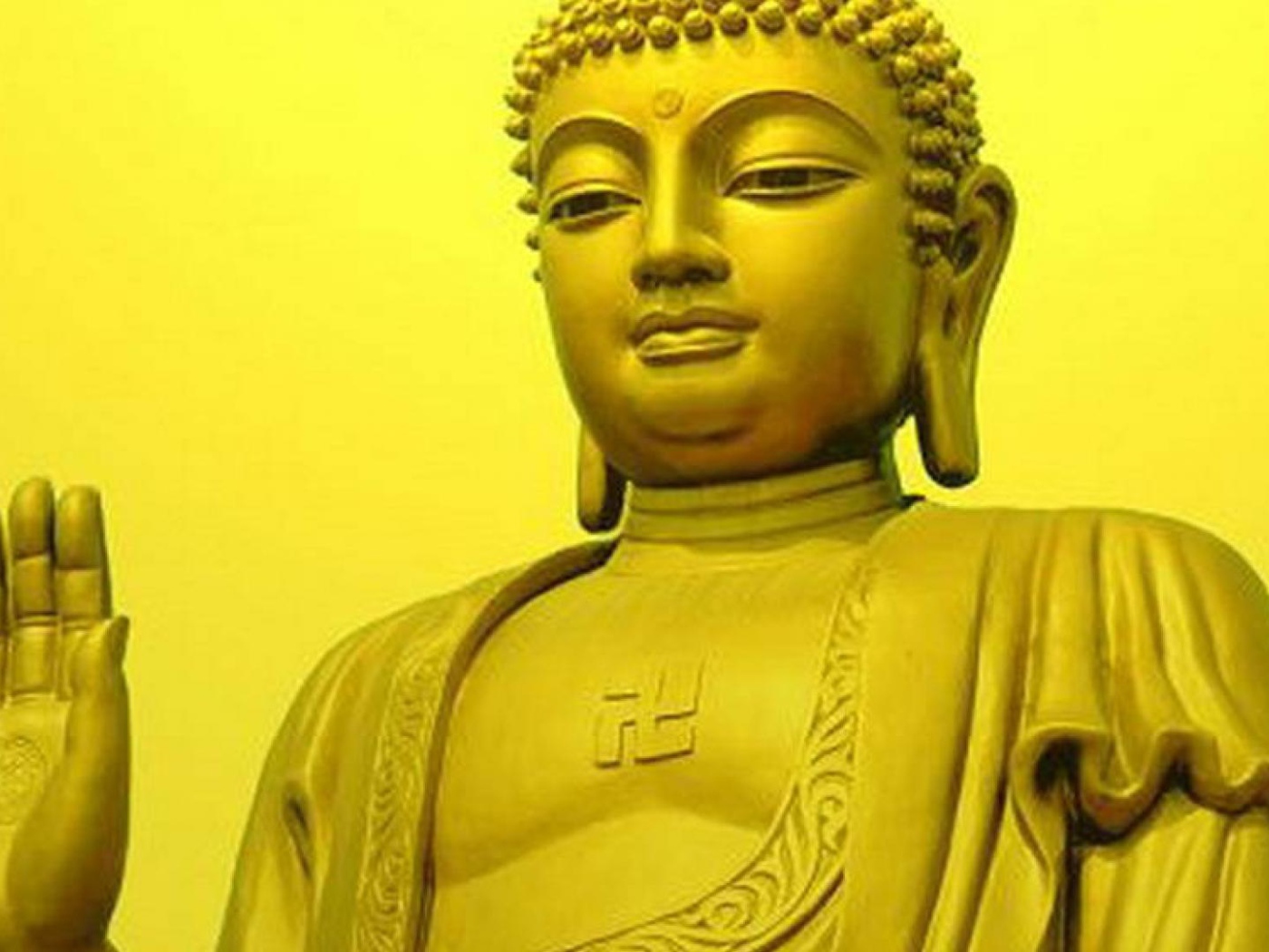 Золотой Будда поднял руку