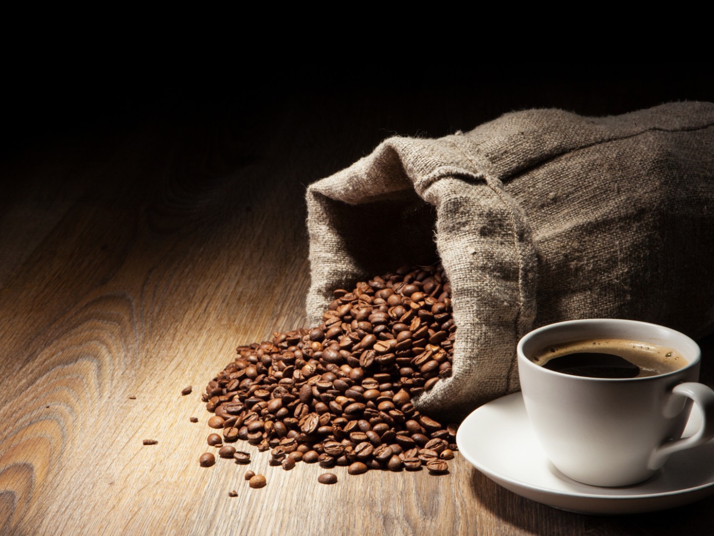 Зерна и чашка кофе