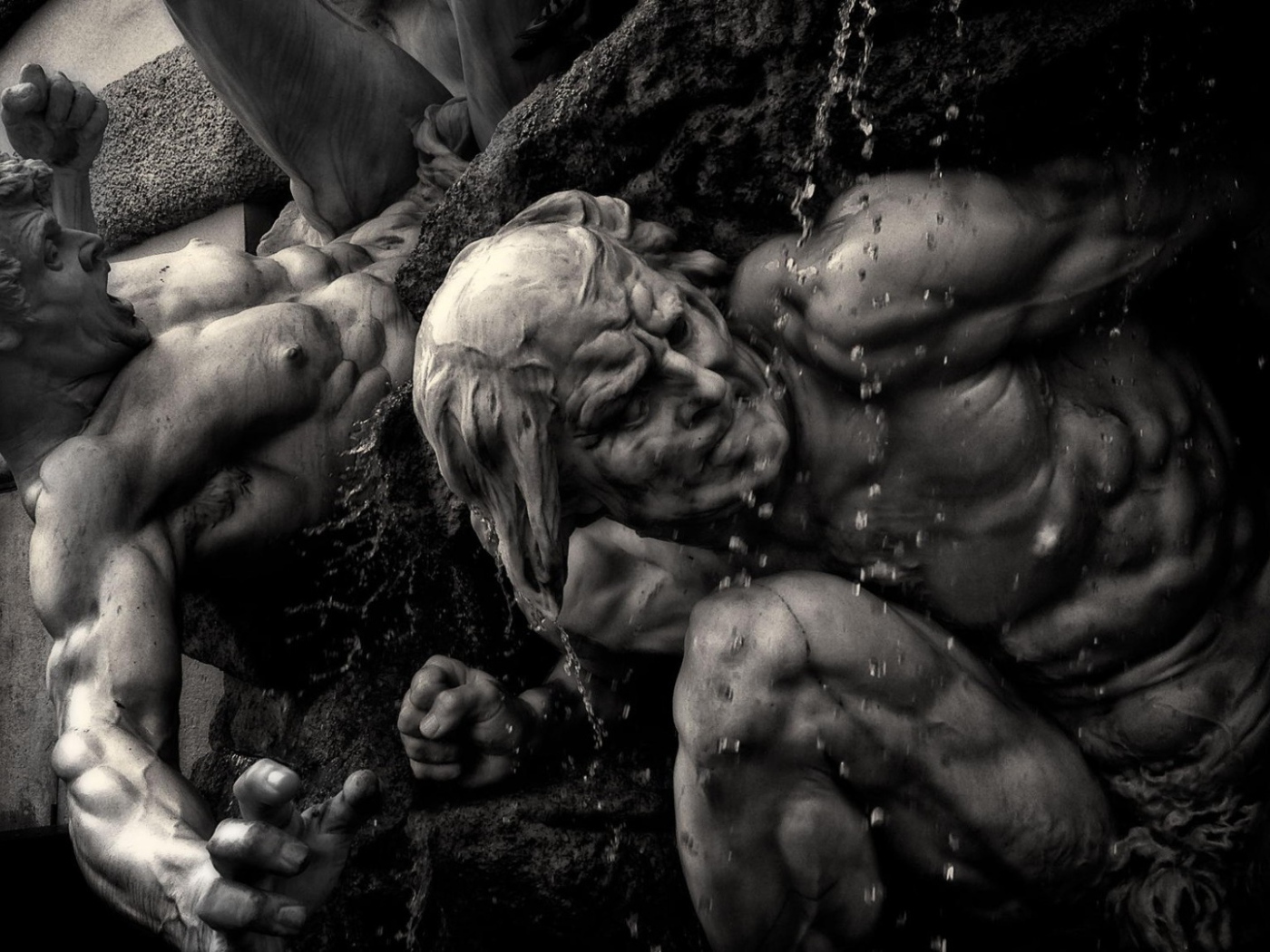 Mускулистые скульптуры