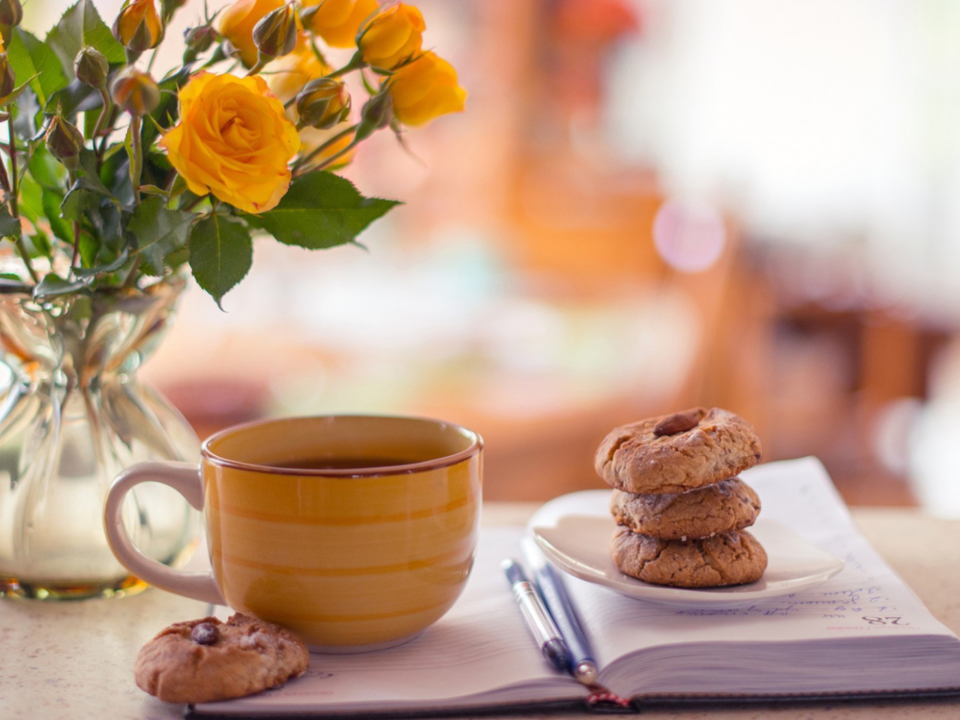 Чайные розы в прозрачной вазе