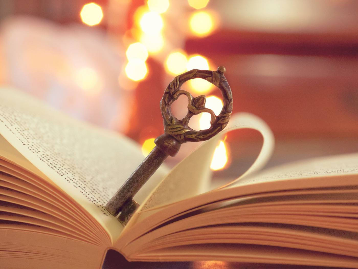 Ключ на раскрытой книге