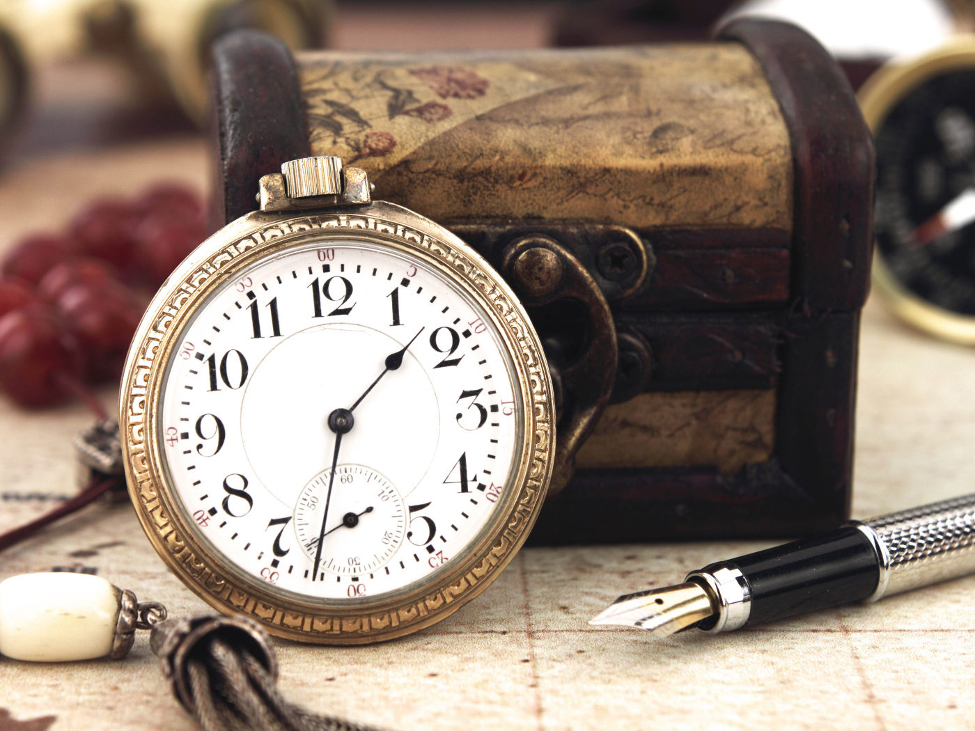 Карманные часы и шкатулка