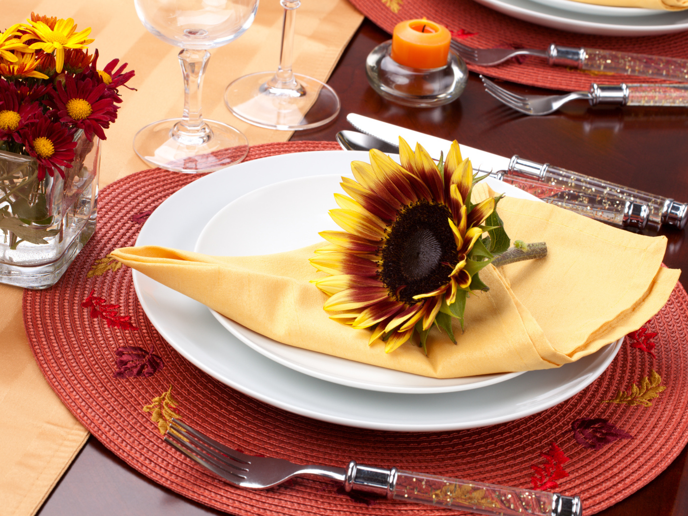 Цветок подсолнуха на тарелке