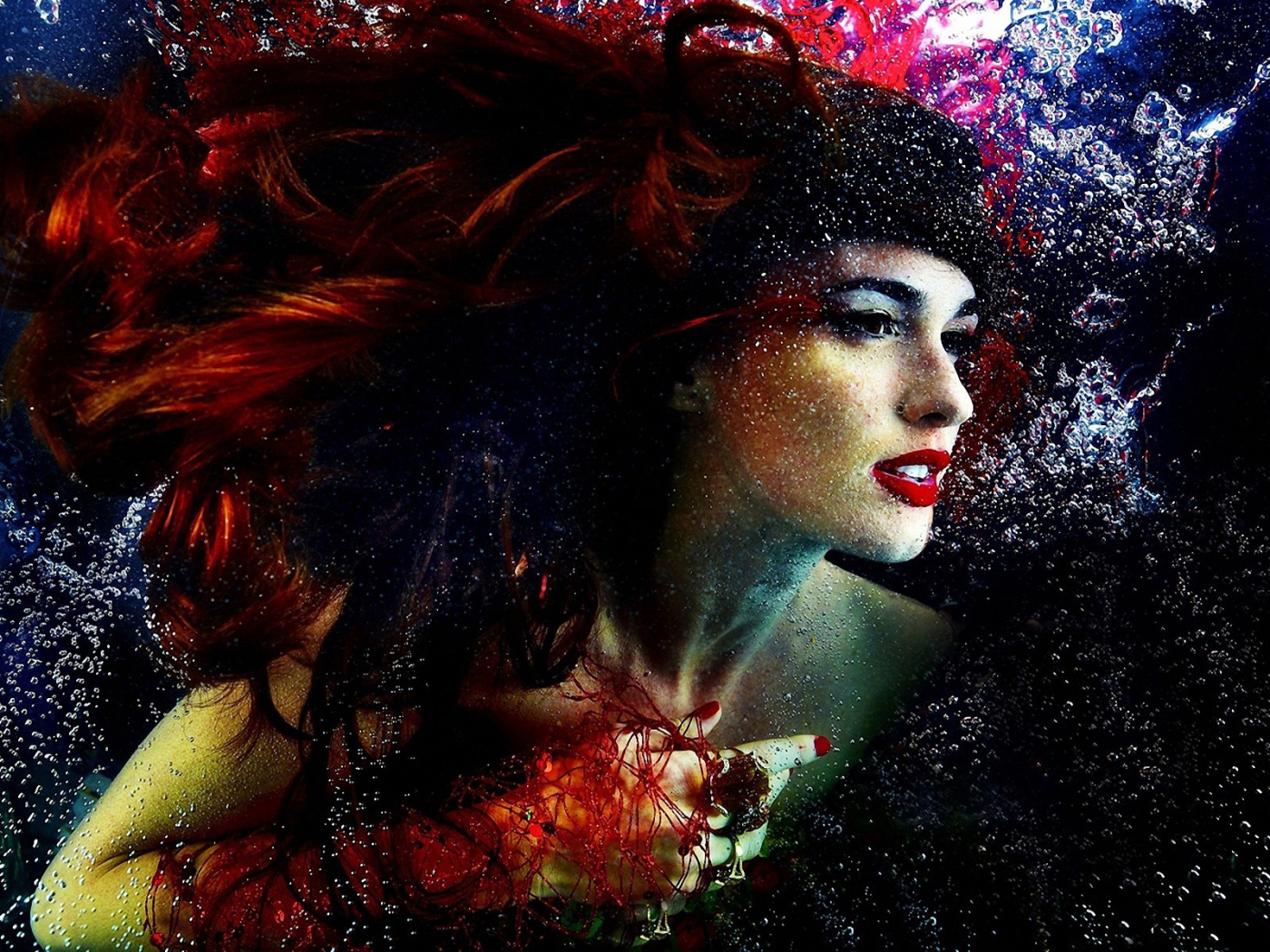 Женщина в брызгах