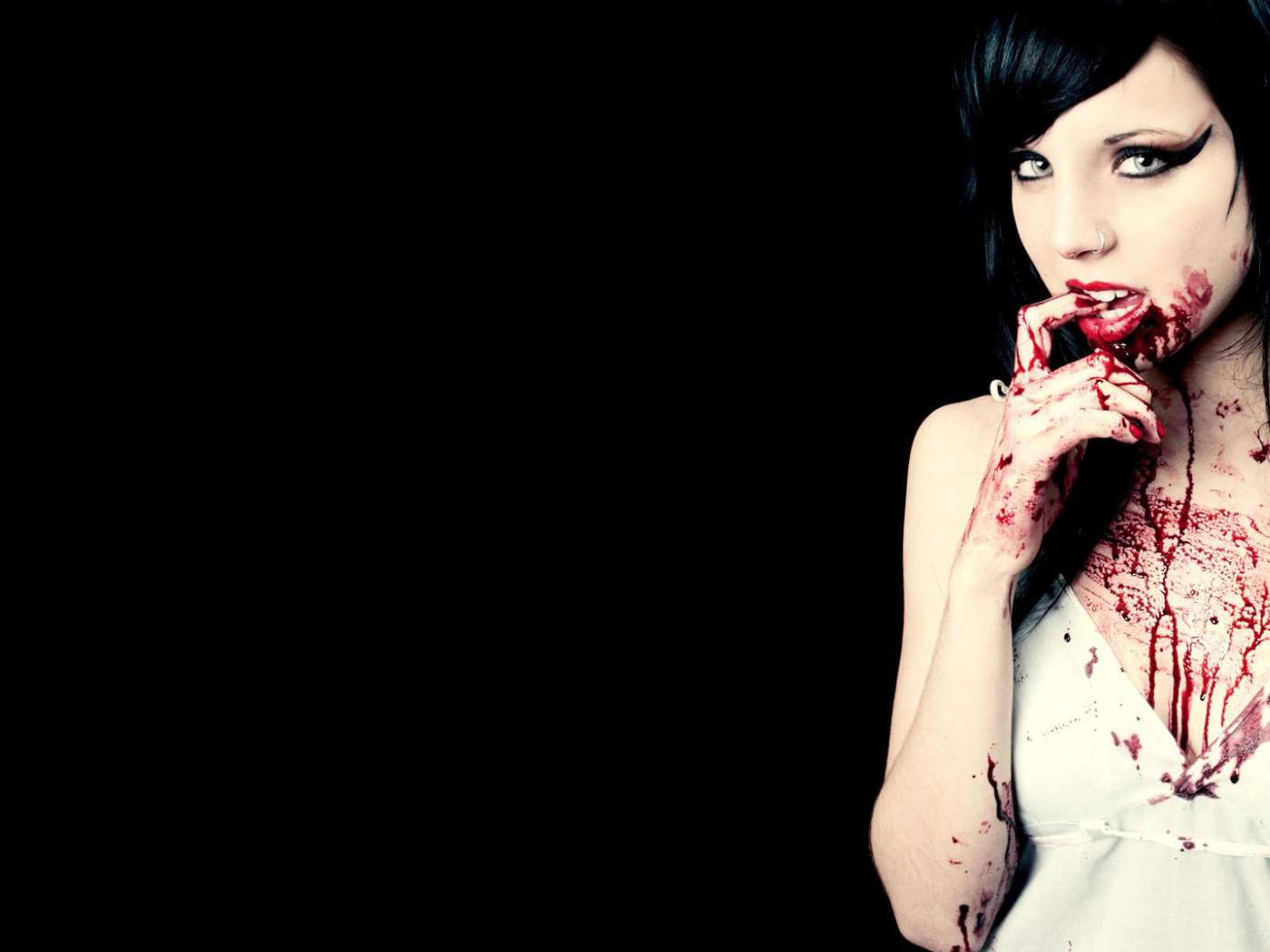 Окровавленная девушка вампир