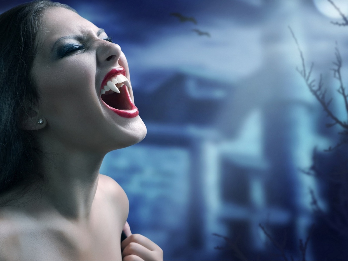 Мощные клыки у девушки вампира