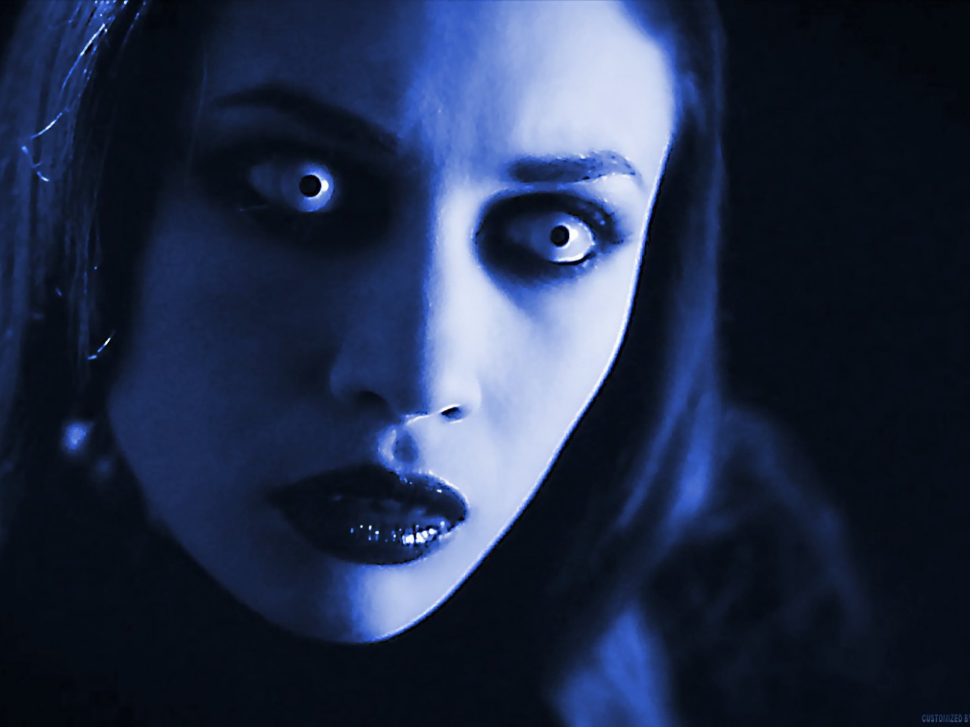 Злобная девушка вампир