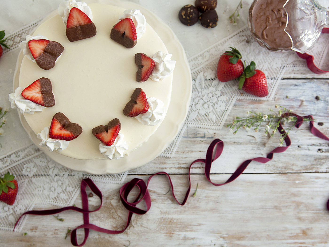 Праздничный торт с клубникой