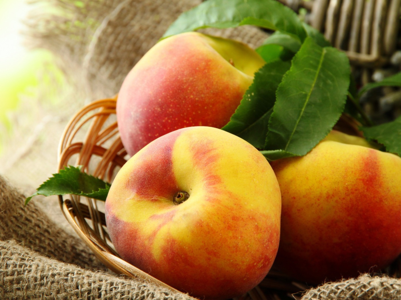 Корзина с персиками