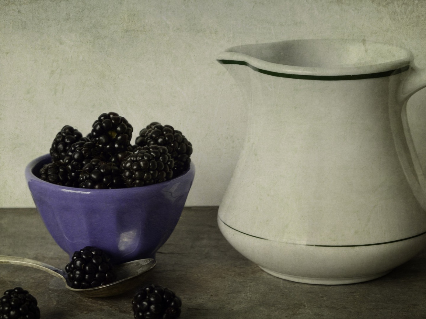 Черника в чашке