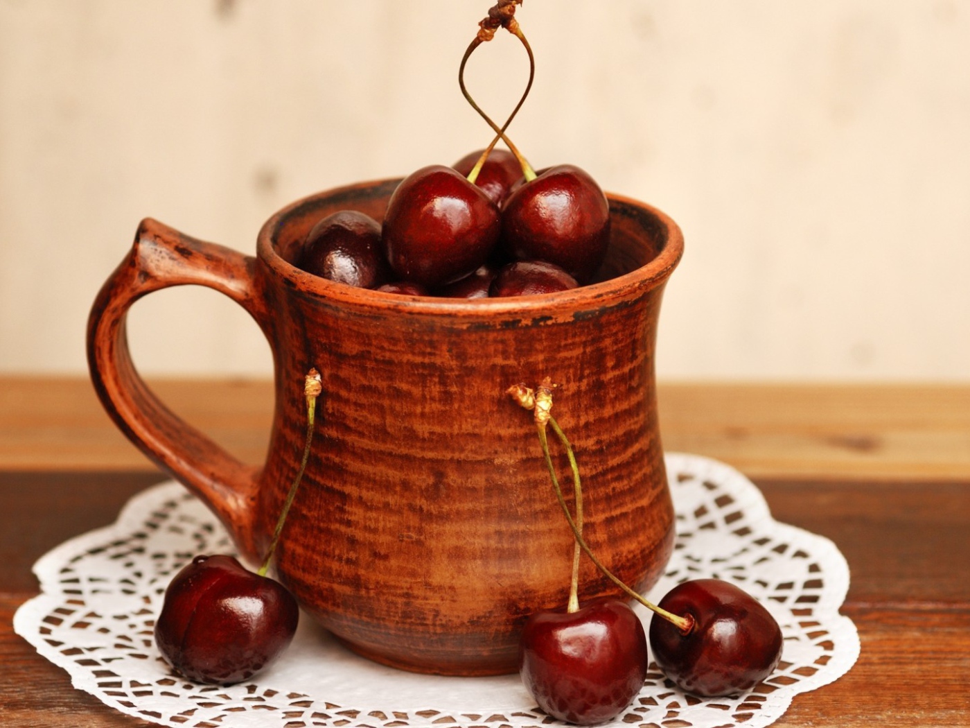 Чашка с вишнями
