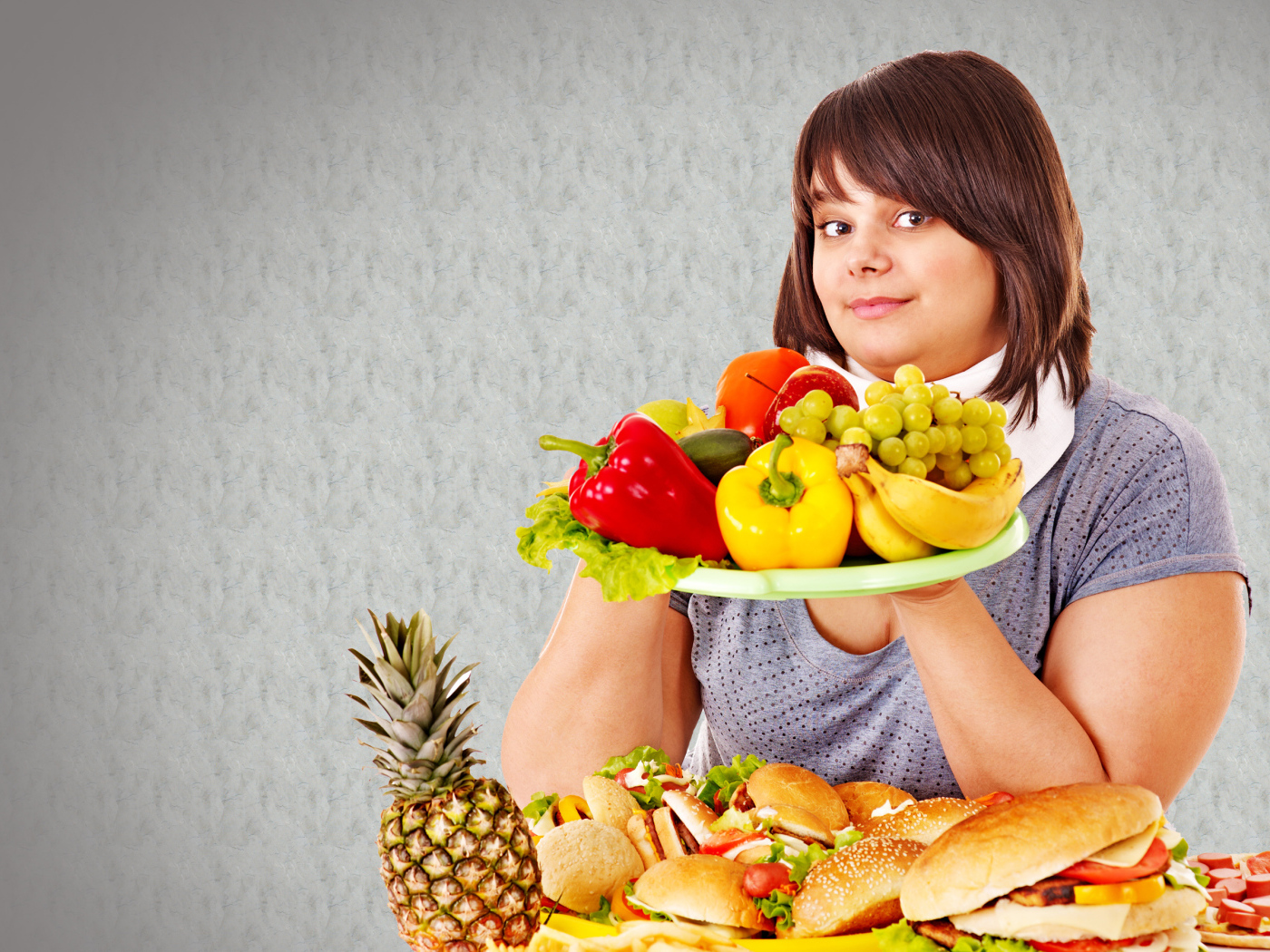 Девушка с фруктами