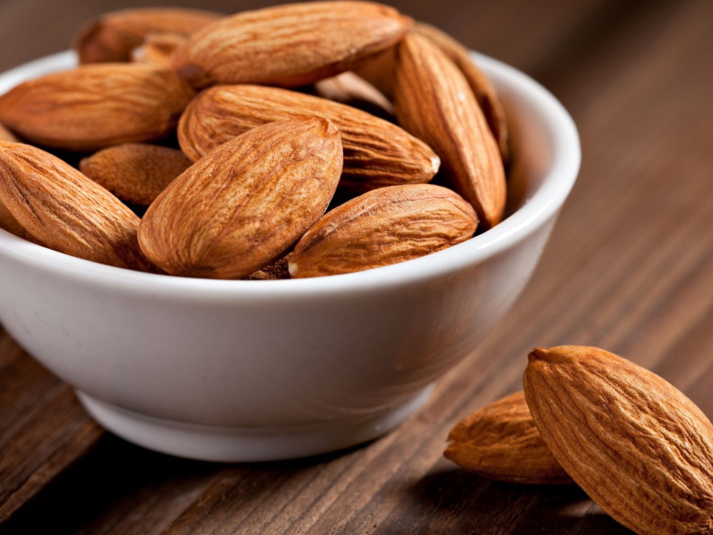 Тарелка с миндалем