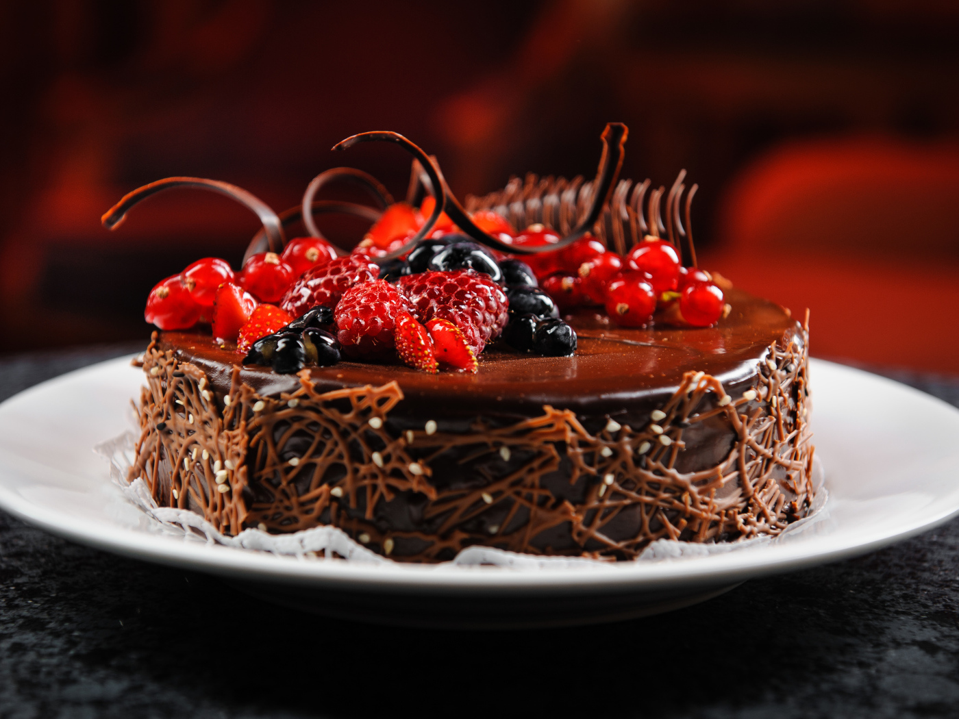 Шоколадный торт с ягодами