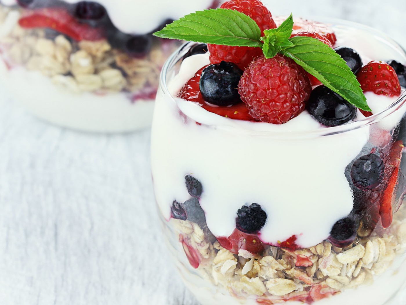 Десерт с орехами и ягодами