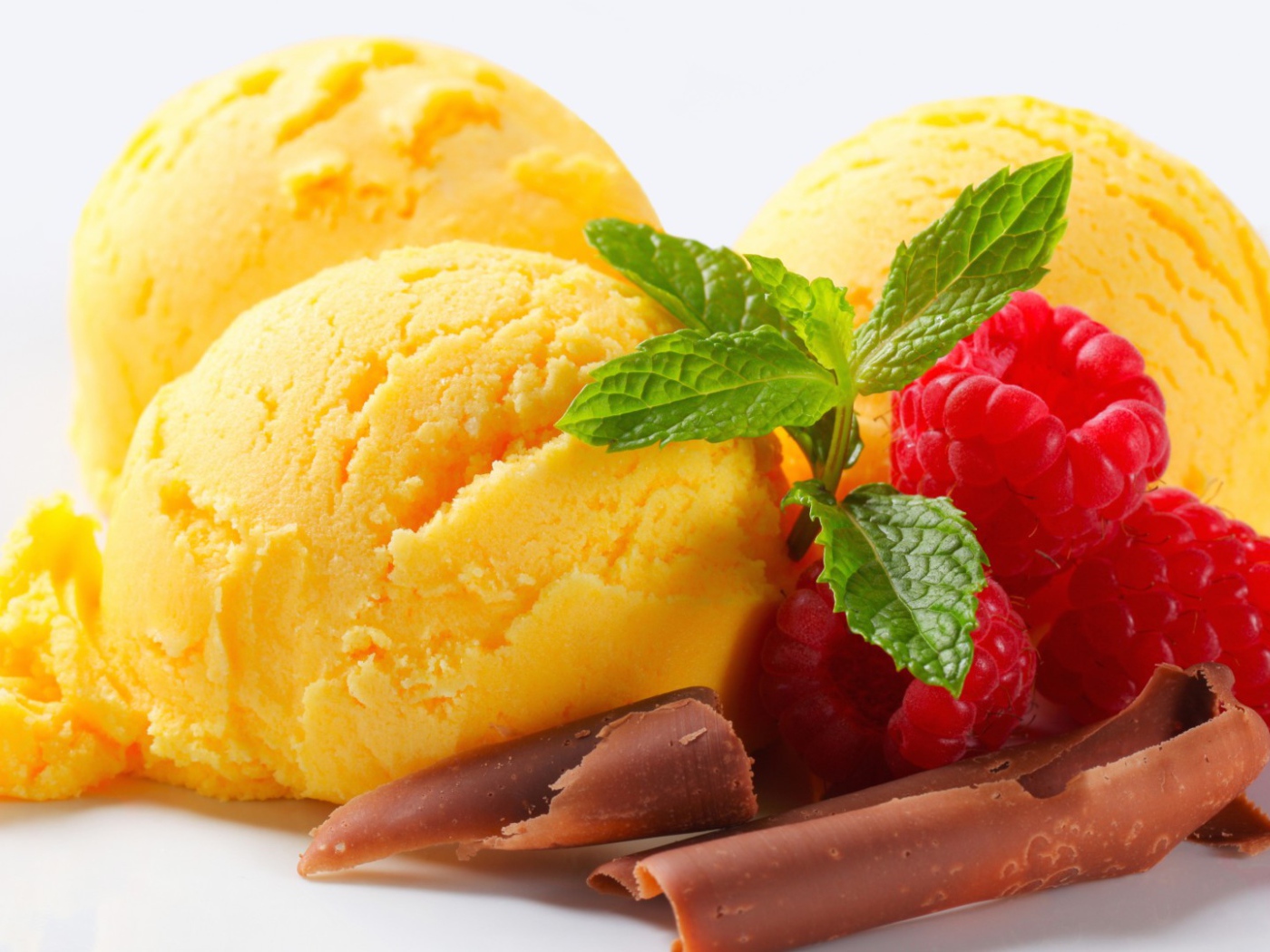 Лимонное мороженое с малиной