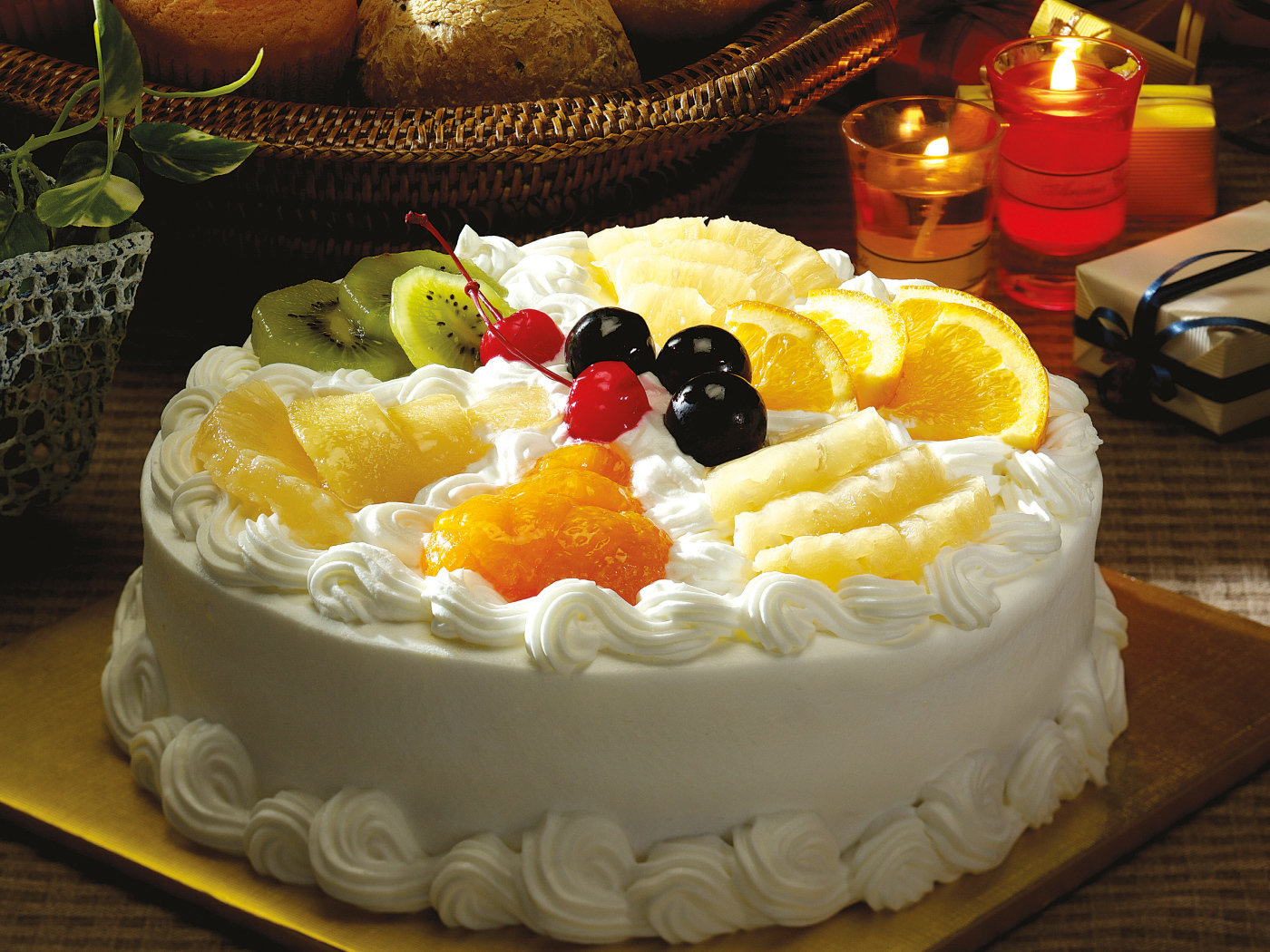 Белый торт с фруктами