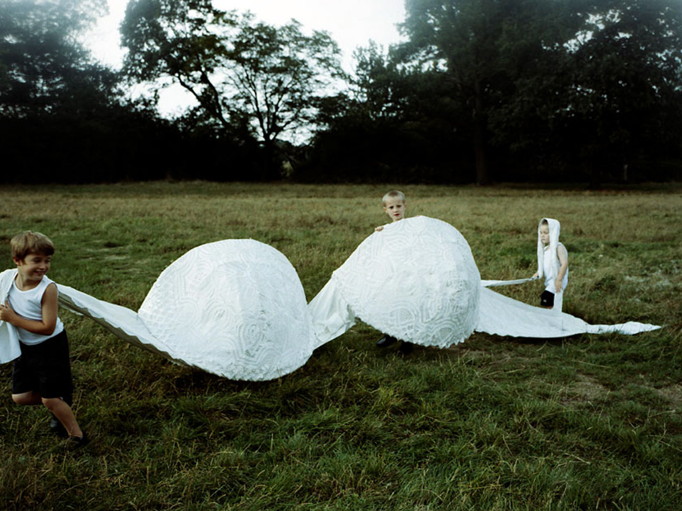 Дети играют бюстгалтером