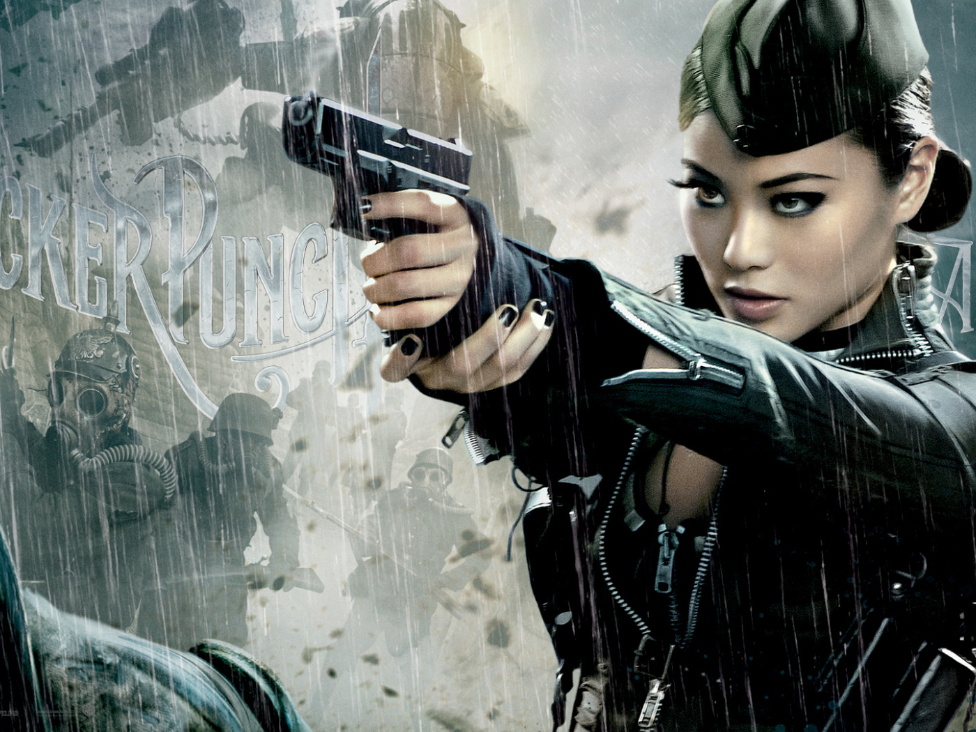 Девушка в пилотке с пистолетом