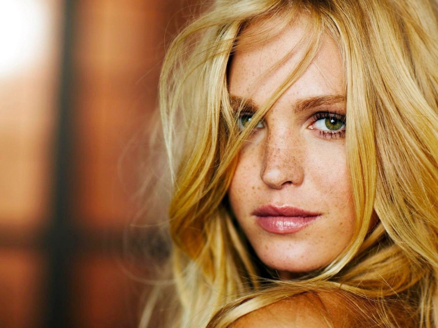 Блондинка с веснушками