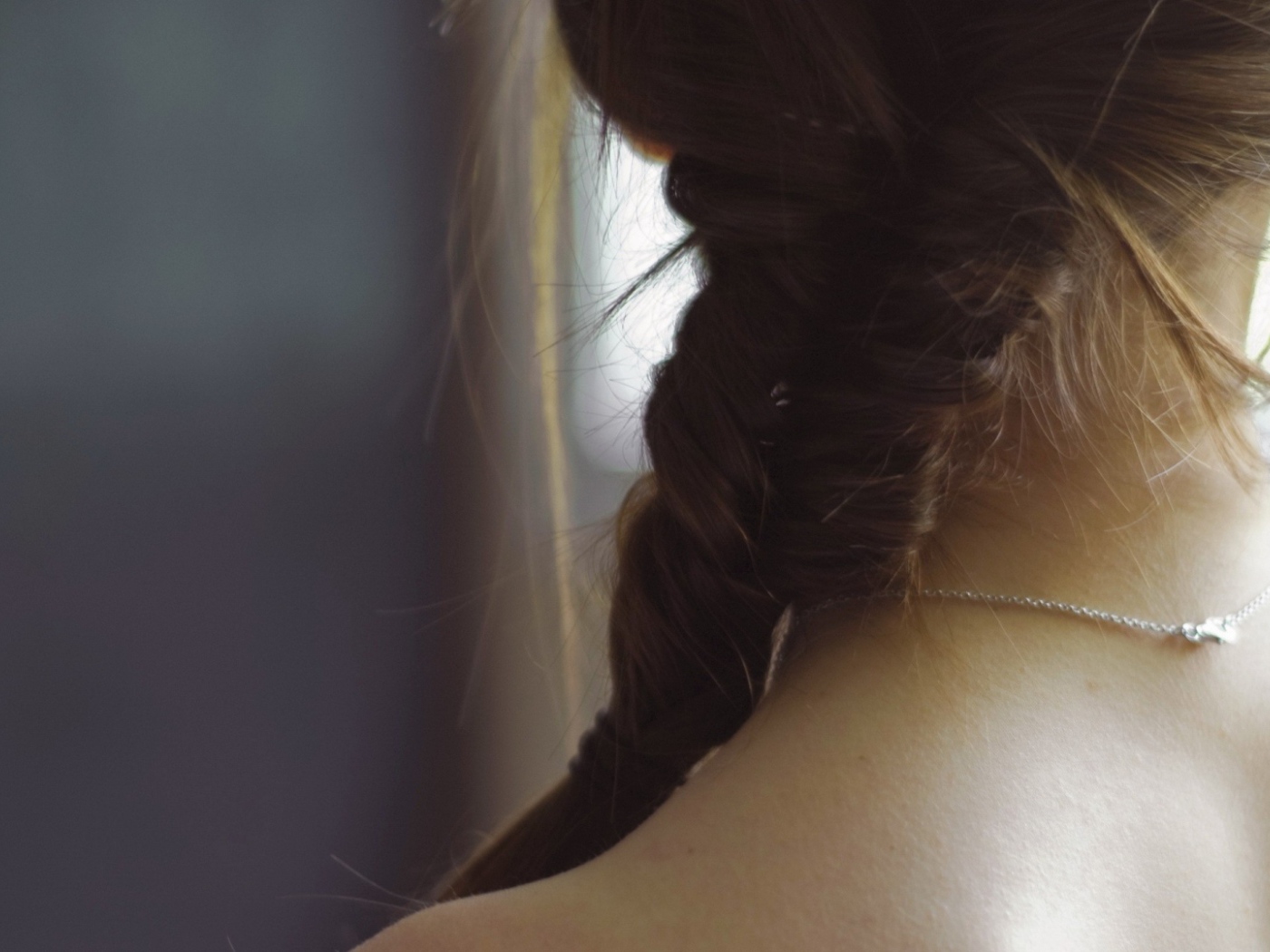 Брюнетка с косой