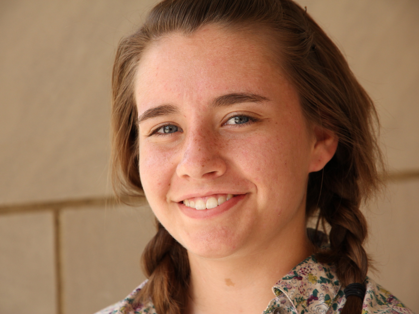 Милая девушка с веснушками