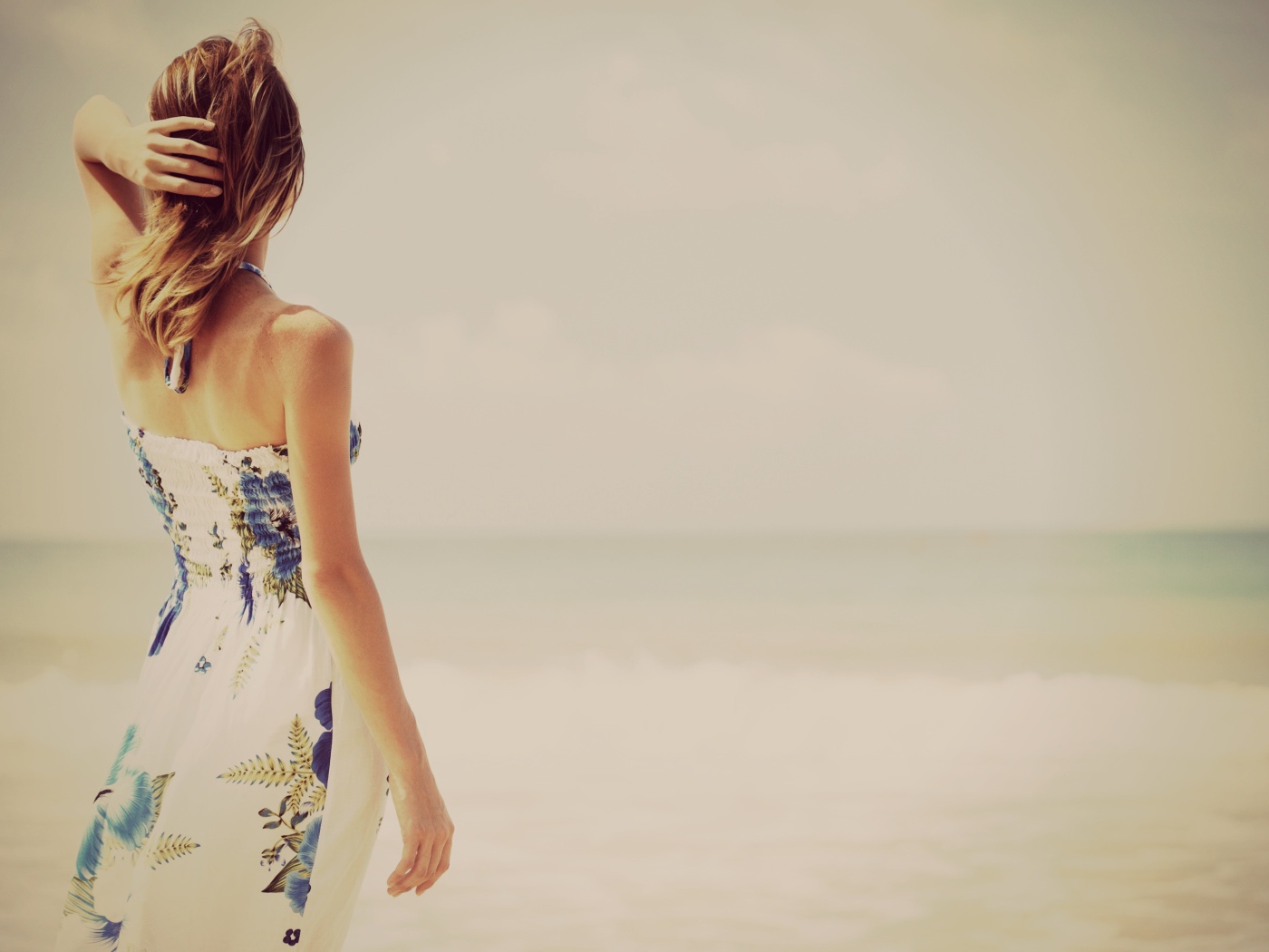 Девушка наслаждается морским бризом