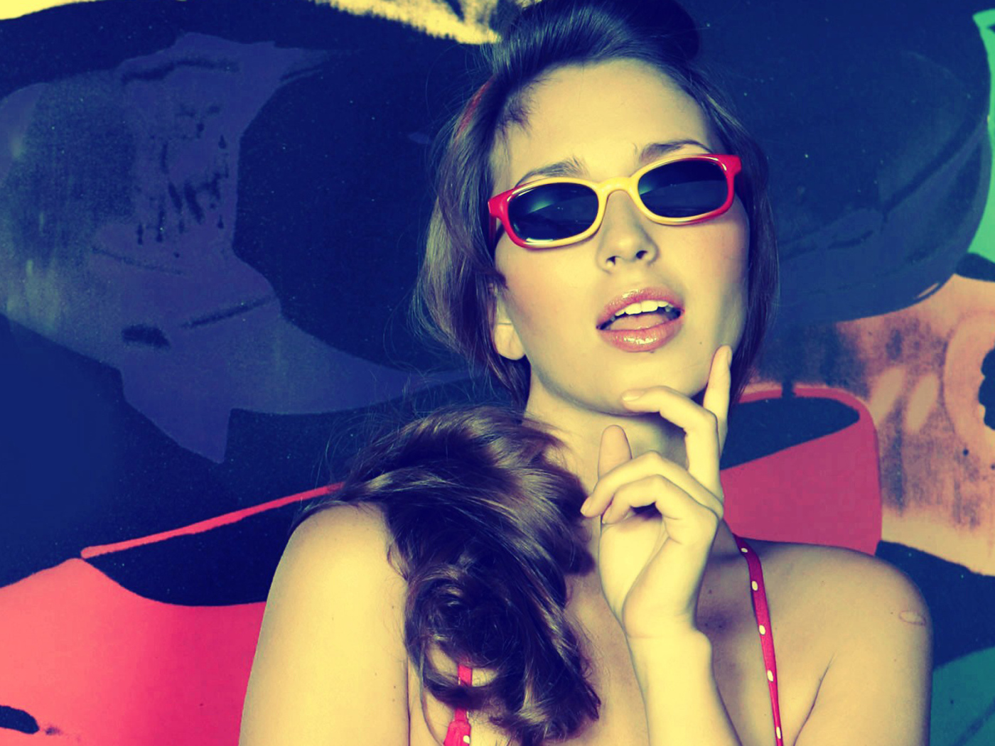 Девушка в разноцветных очках