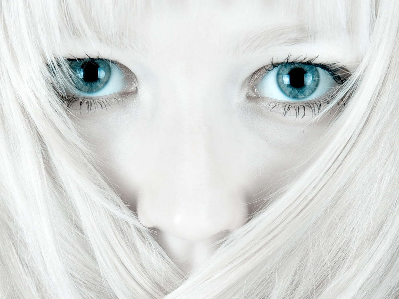 Портрет блондинки с голубыми глазами