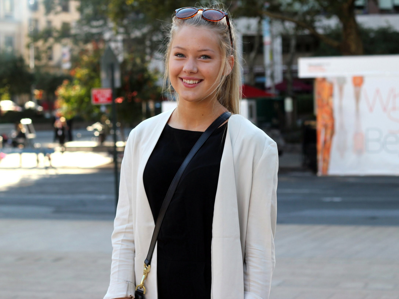 Улыбчивая девушка на улице