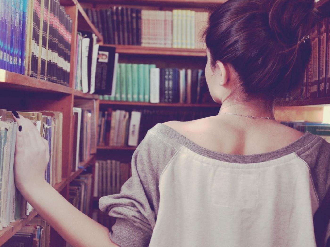 Девушка в библиотеке