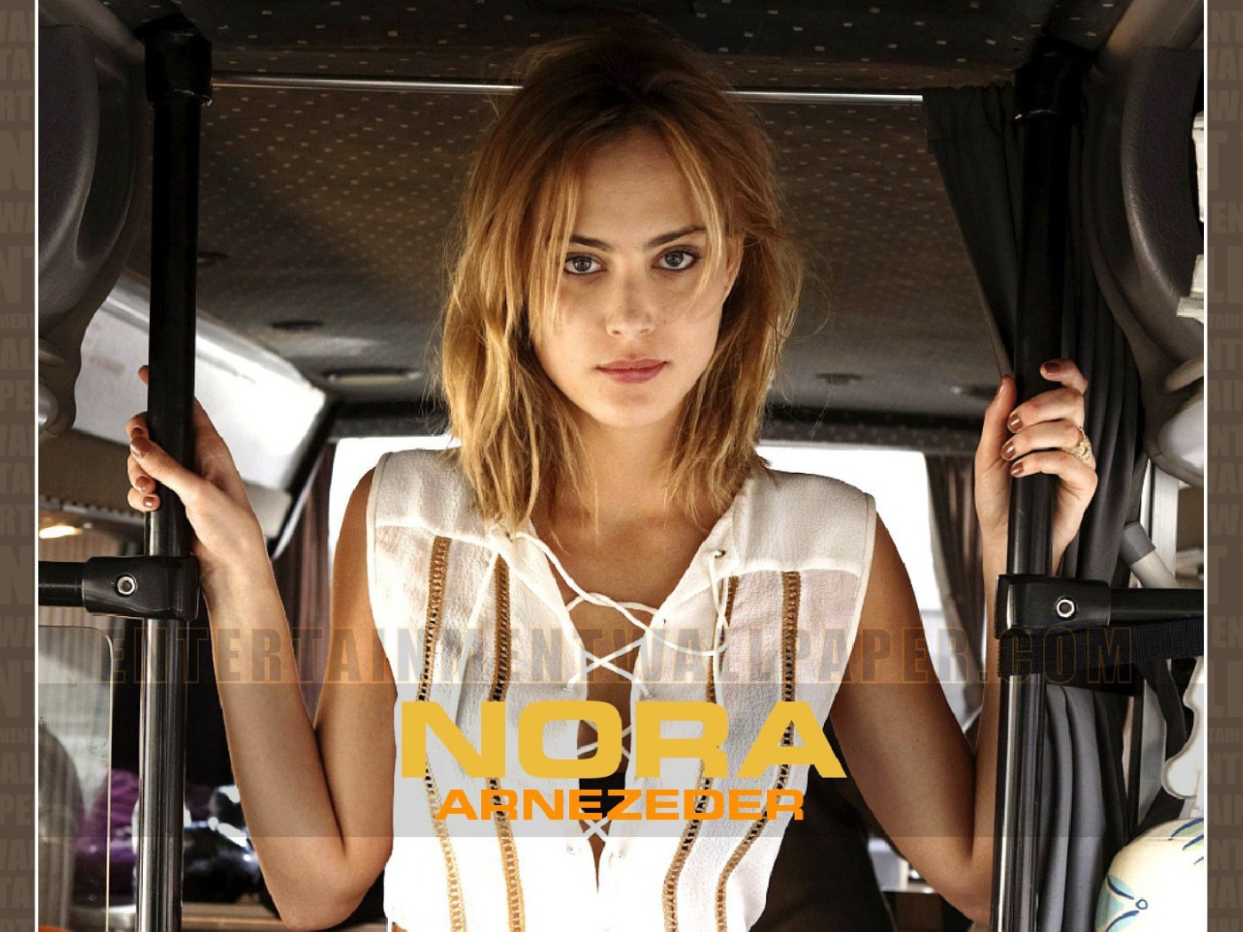 Красивая Нора Арнезедер