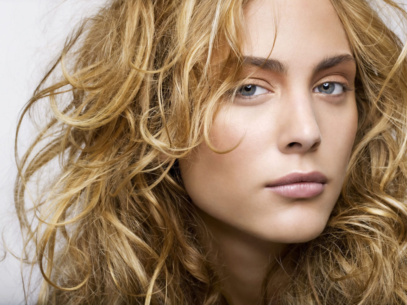 Популярная актриса Нора Арнезедер