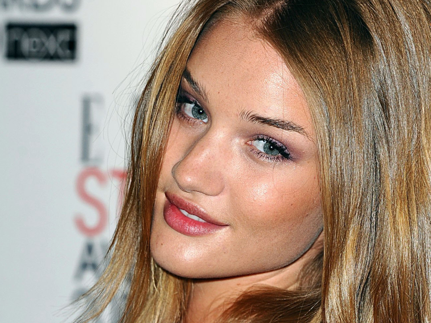 Популярная модель Роузи Хантингтон-Уайтли