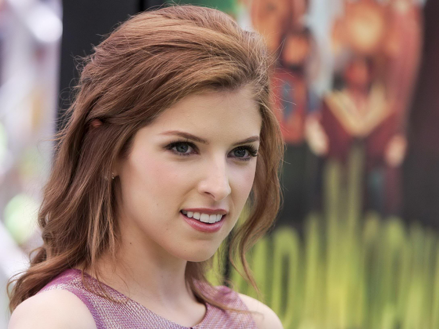 Анна улыбается