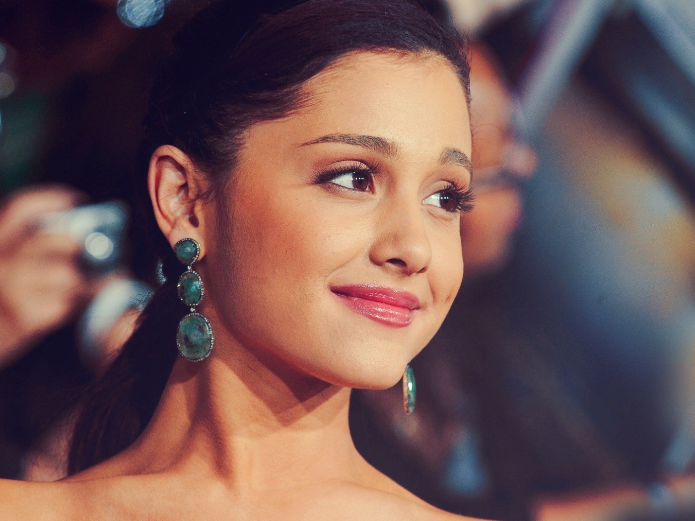 Красивые серьги у девушки