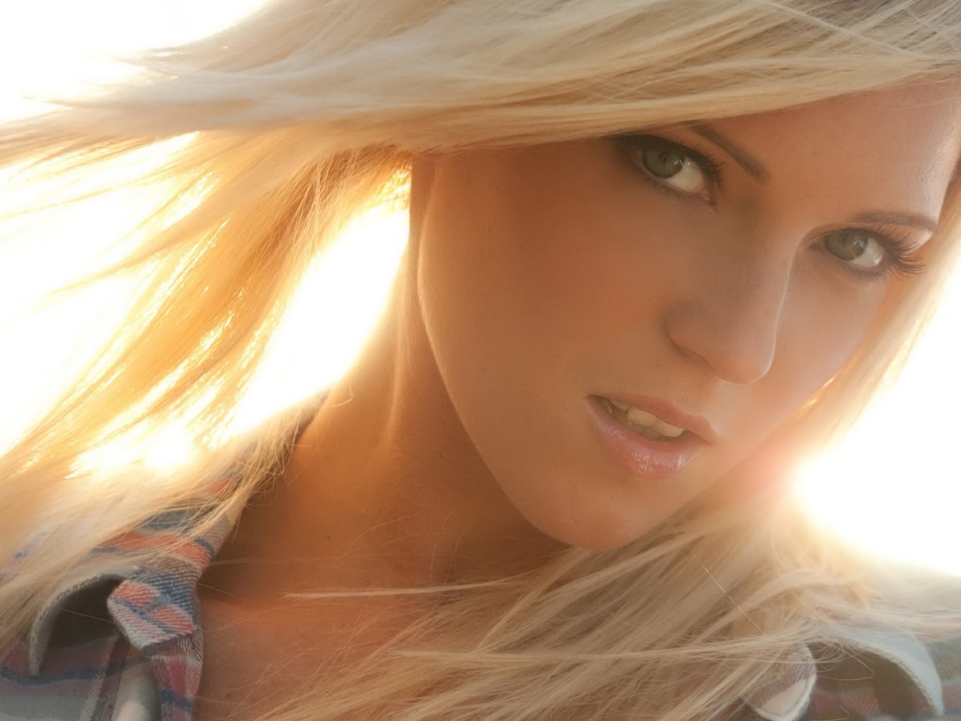 Блондинка на закате