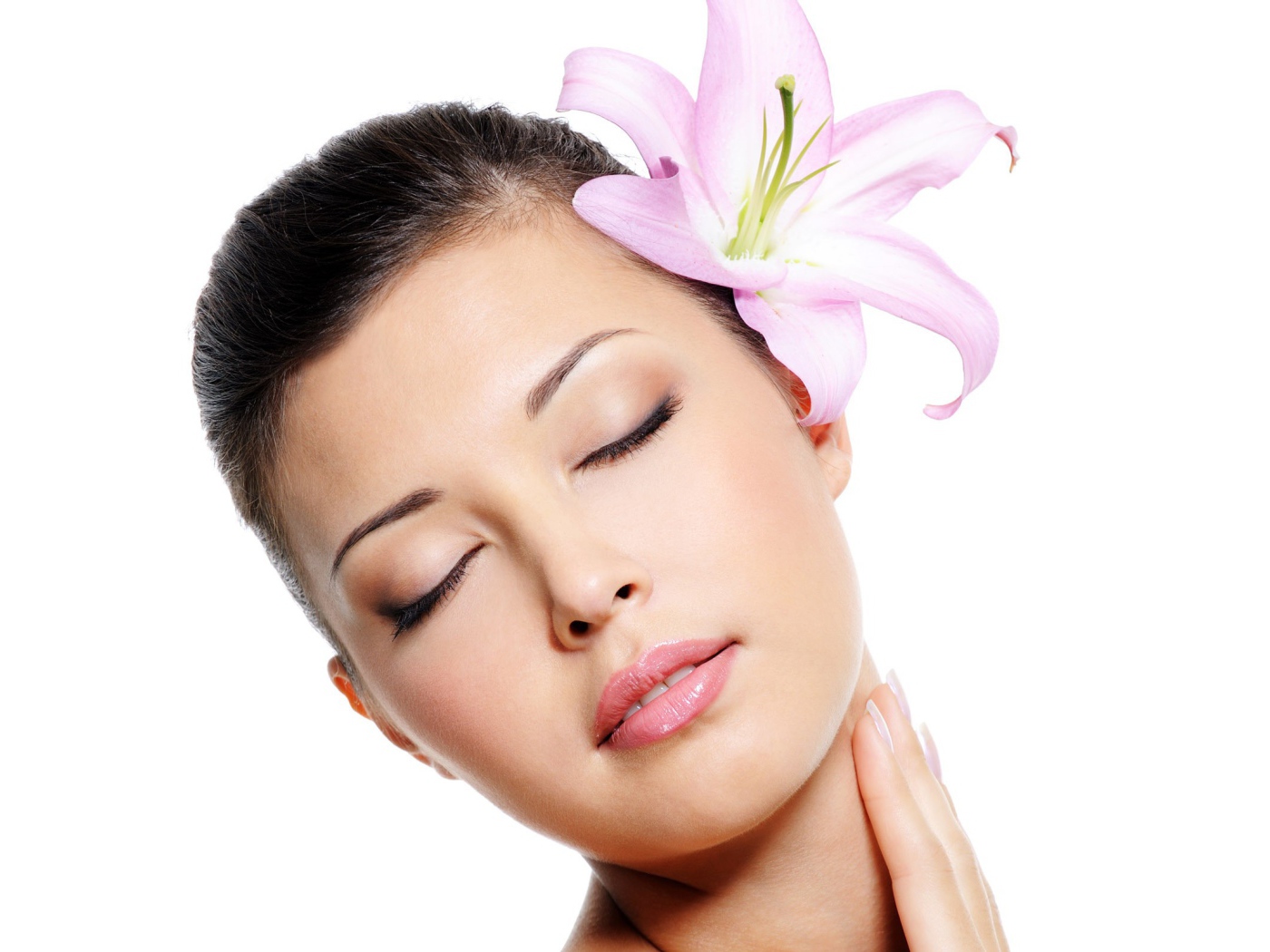 Брюнетка с лилией