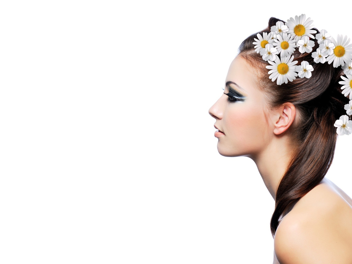 Брюнетка с ромашками в волосах