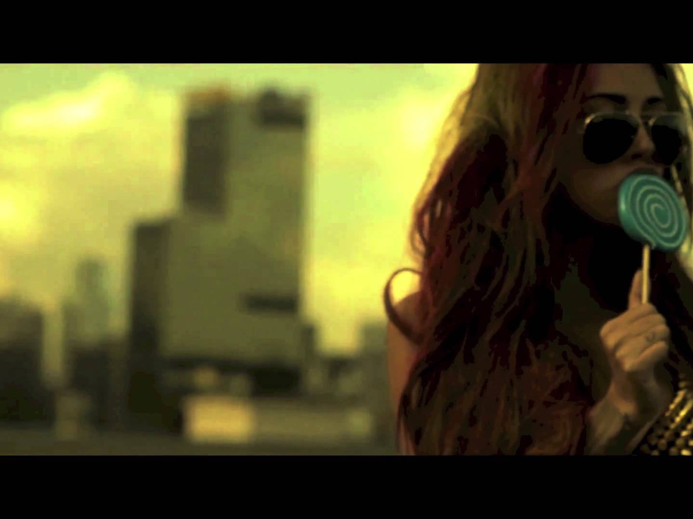 Диана Мелисон с леденцом