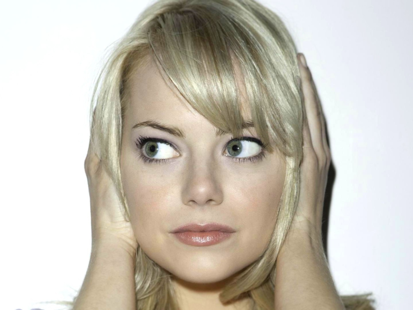 Эмма закрыла уши