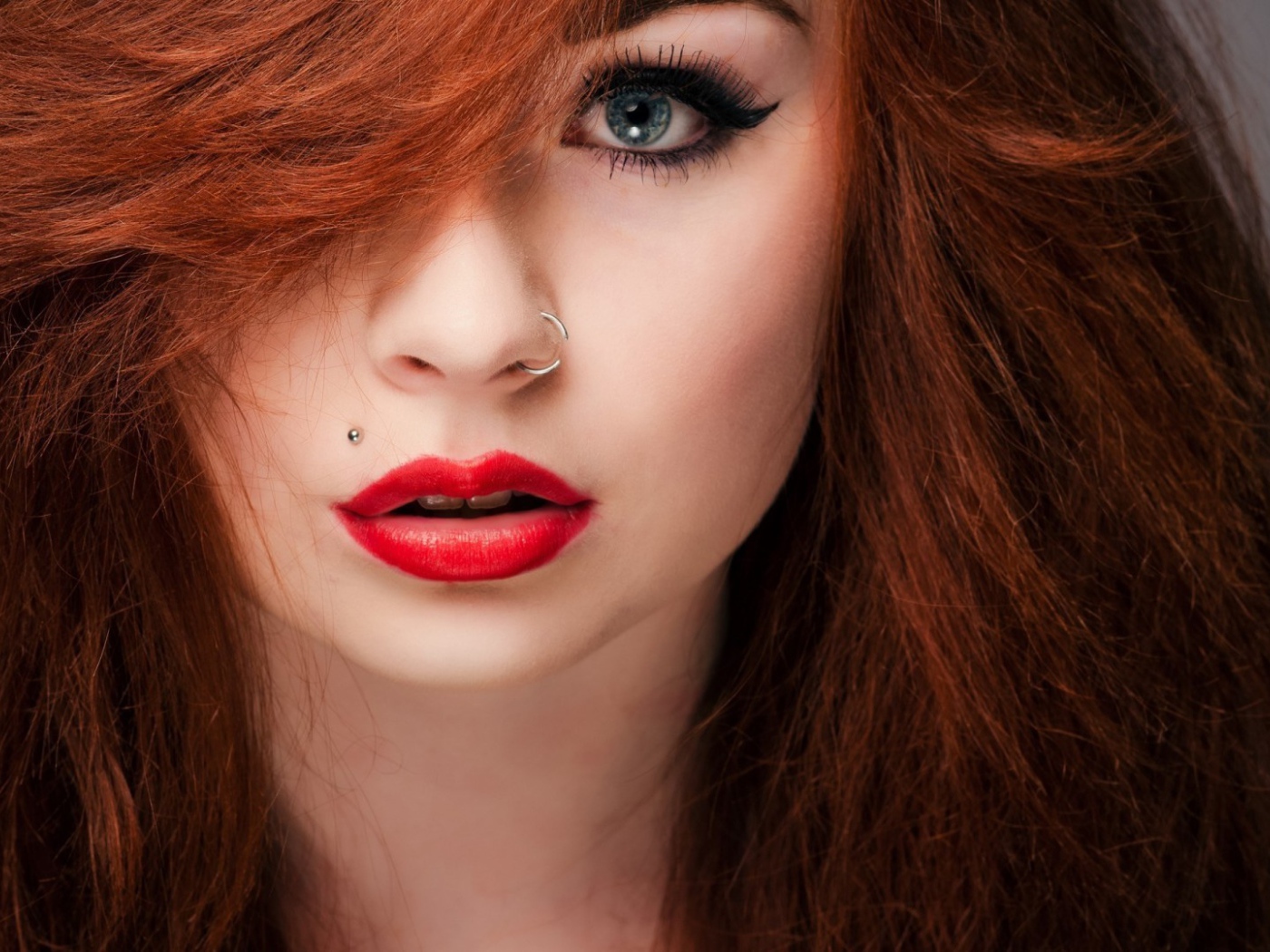 Пирсинг у рыжей девушки