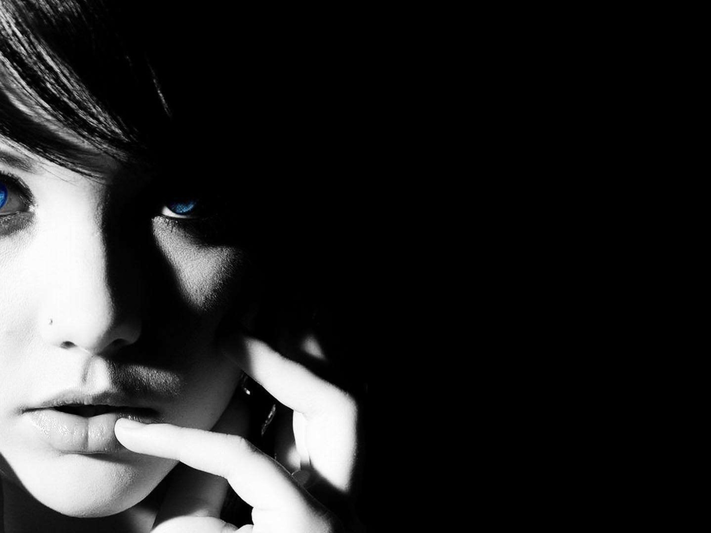 Портрет красивой девушки с голубыми глазами