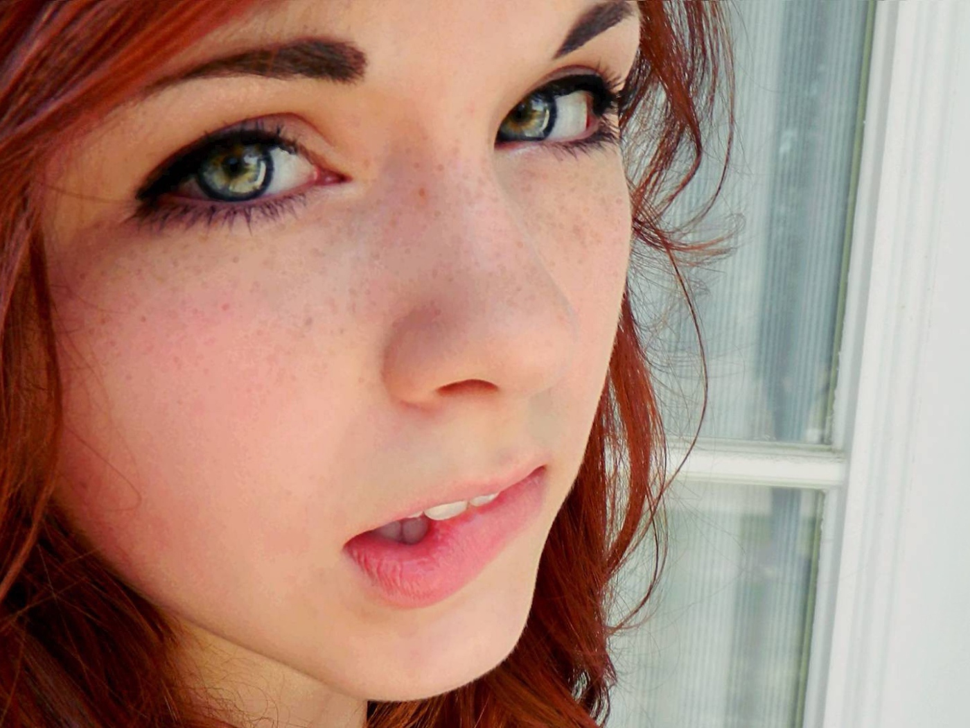 Портрет красивой рыжей девушки
