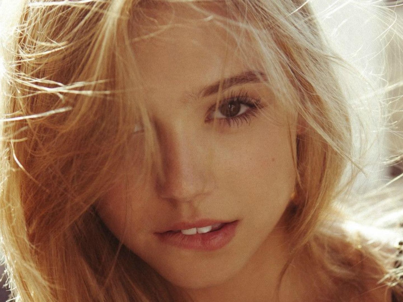 Милая блондинка